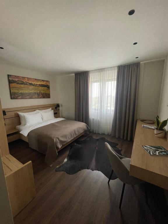Apartman sa radnim kutkom i pogledom kroz prozor