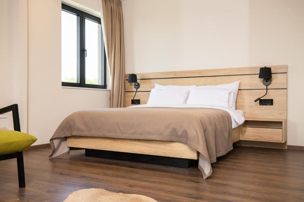 Apartman sa bračnim krevetom, drvenim uzglavljem i lampama za čitanje