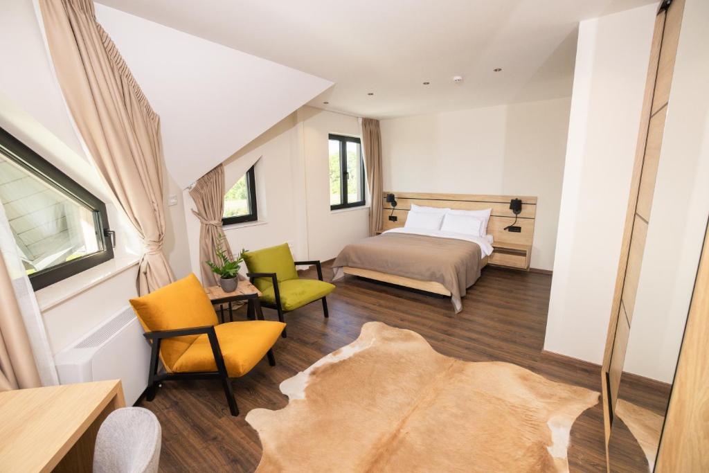 Apartman u bodega Bjelica — prostrana soba sa mansardnim prozorima