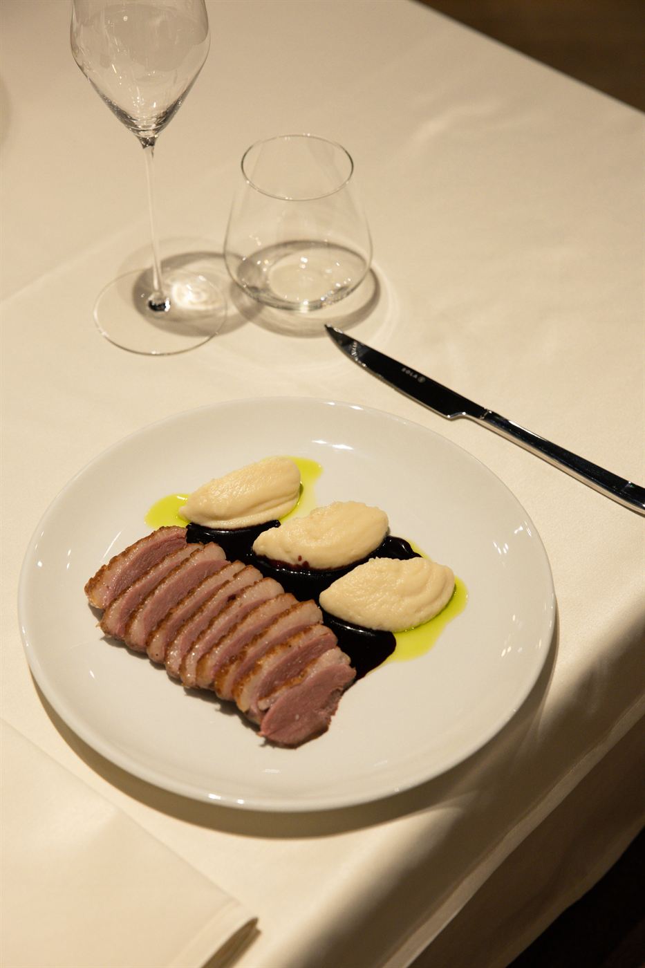 Pačije grudi sa pireom — jelo iz cocina restorana Pećina Stroga