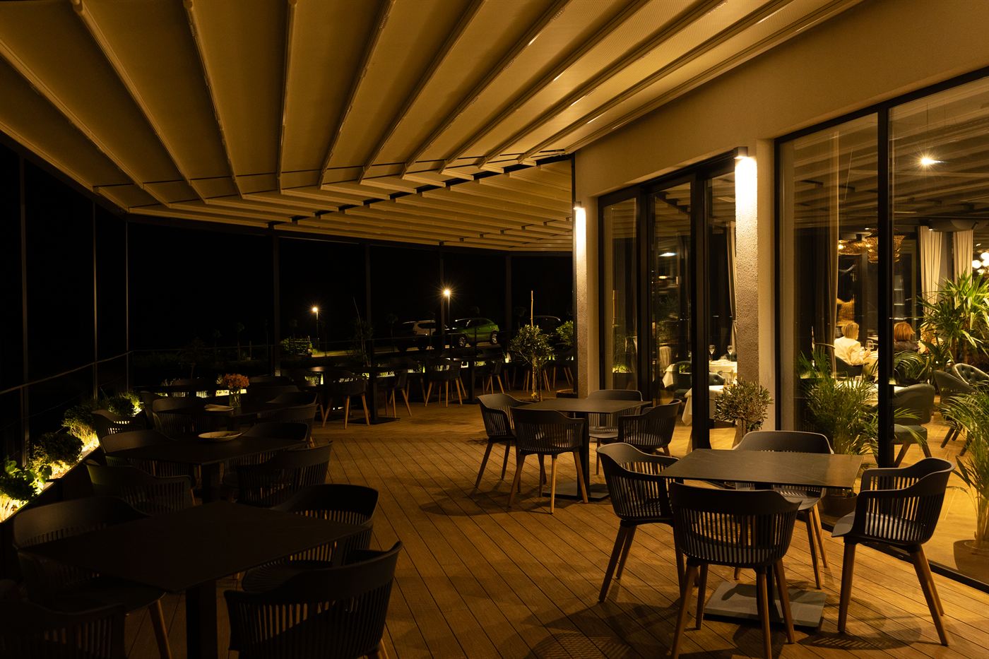 La terraza restorana u večernjem svetlu