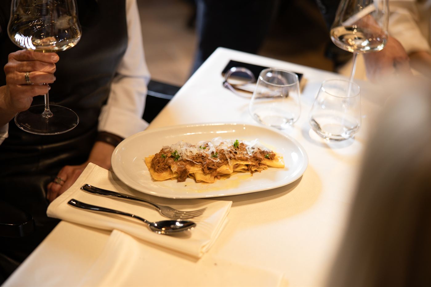 Domaća pasta sa raguom — jelo iz cocina restorana Pećina Stroga