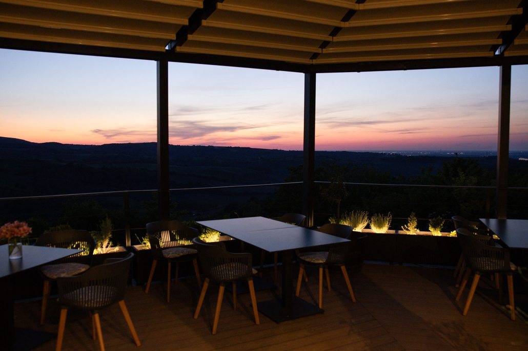 La terraza restorana Pećina Stroga u zalazak sunca, s pogledom na brežuljke Fruška Gora