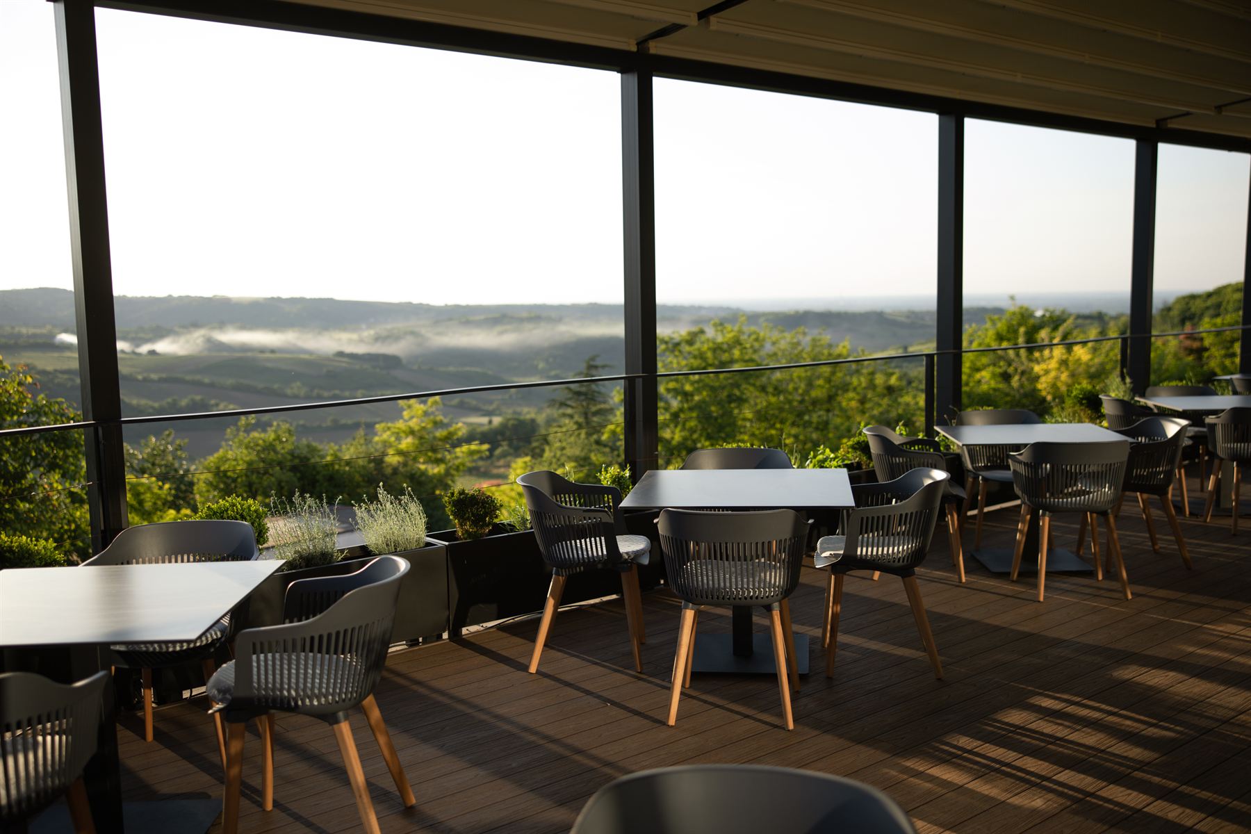 La terraza restorana s pogledom na maglovite brežuljke Fruška Gora