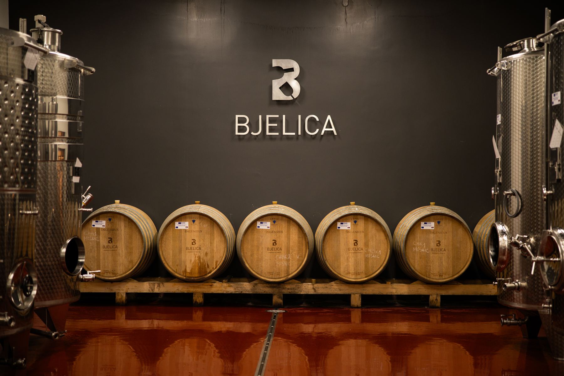 Elaboración vinarije Bjelica — prohromski tankovi i barik burad ispod logotipa